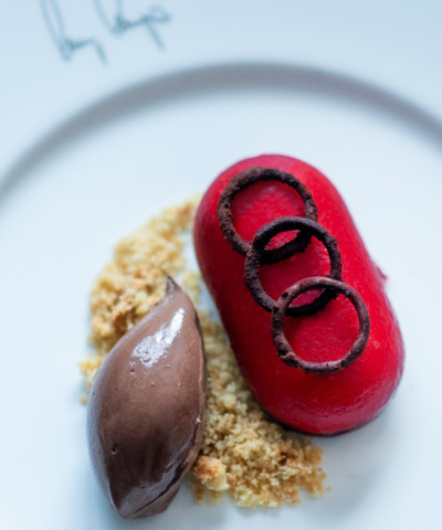 Karamelmousse im Himbeermantel - Schokoladeneis