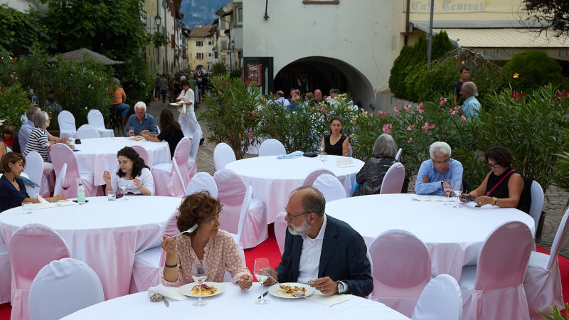Gäste des Wein&Lauben Festes beim Essen
