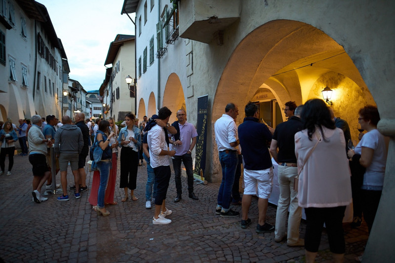 Abendstimmung in den vollen Gassen Neumarkts während des Wein&Lauben Festes