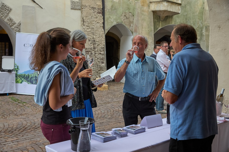 Gruppe bei der Weinvekostung - Wein&Lauben