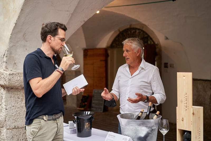 zwei Männer bei der Weinverkostung - Wein&Lauben