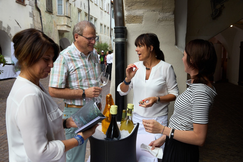 Gruppe von Gästen des Wein&Lauben Festes im Gespräch während einer Weinverkostung