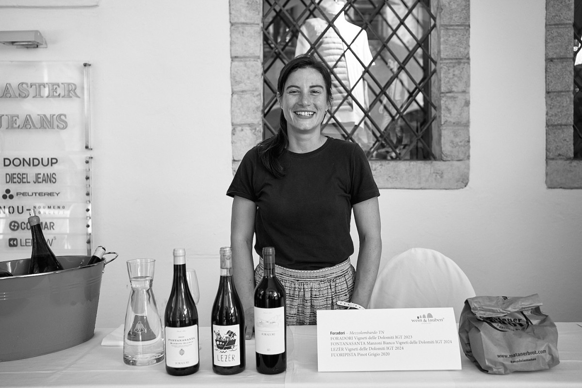 Vertreterin von Foradori steht hinter einem Tisch und präsentiert ihre Weine.