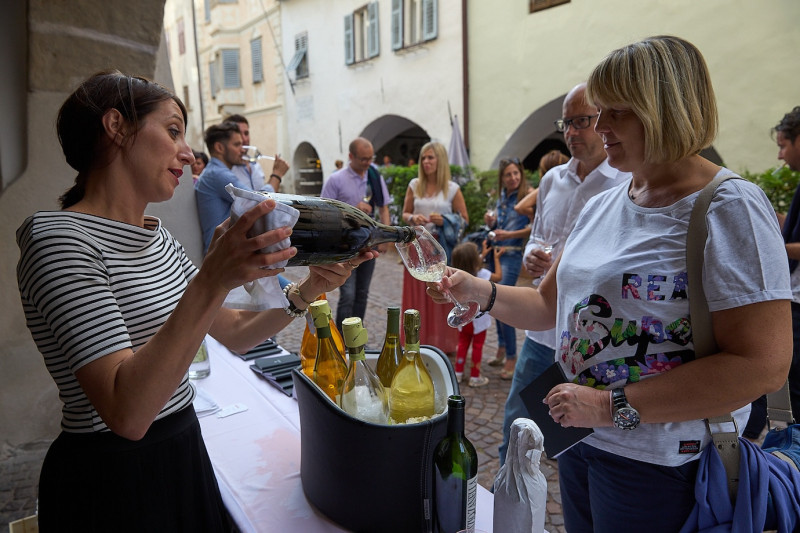 Passanten bei der Weinverkostung - Wein&Lauben