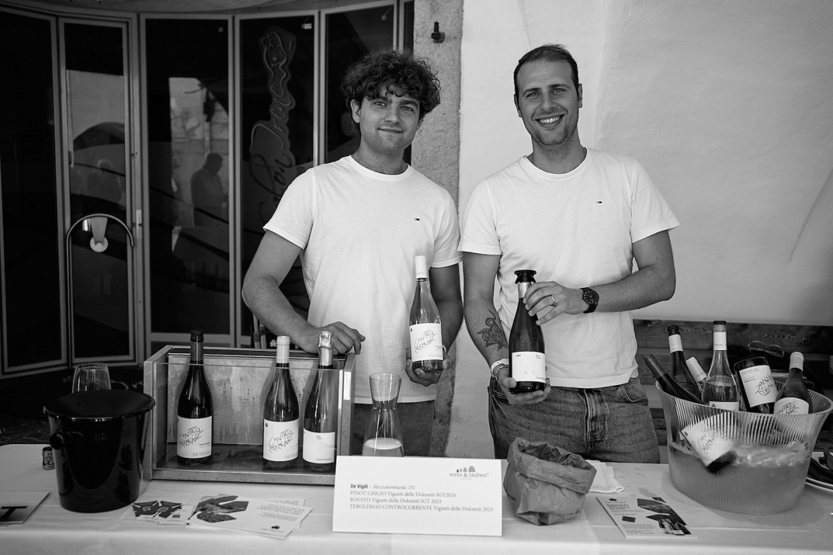 Zwei Vertreter von De Vigili präsentieren ihre Weine.