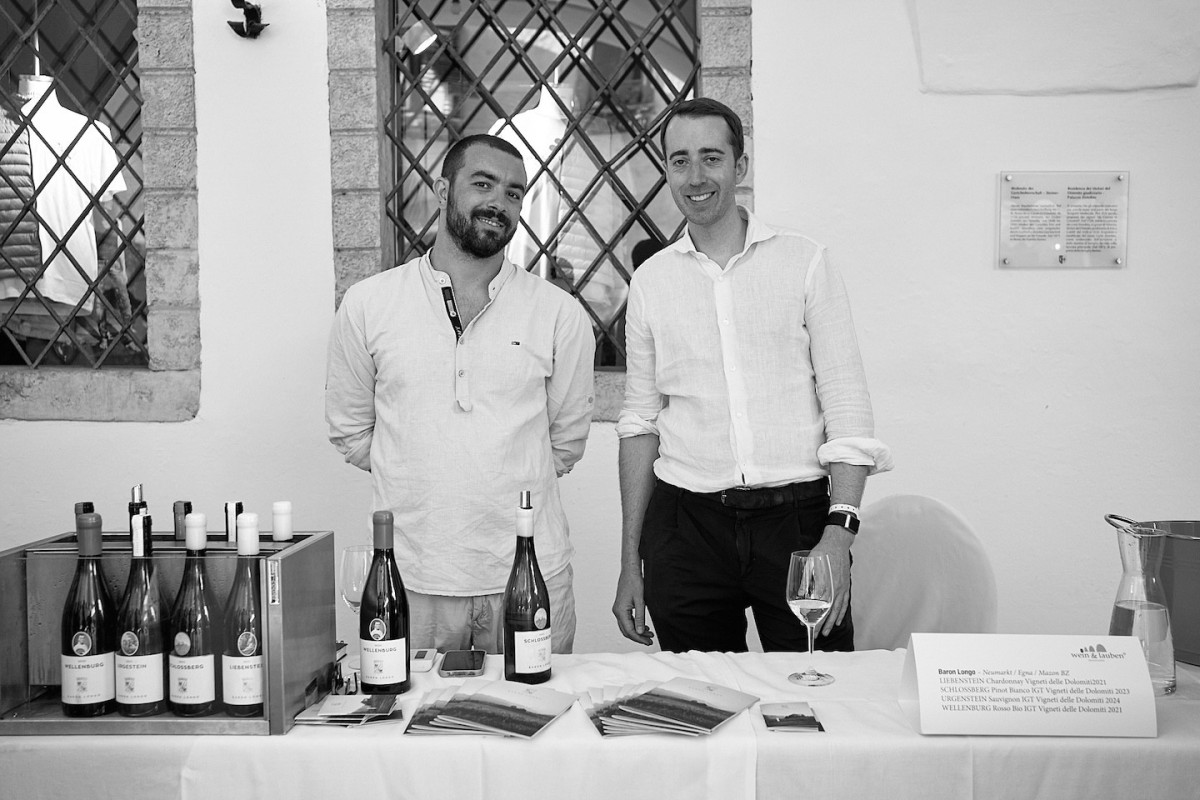 Zwei Vertreter von Baron Longo präsentieren gemeinsam ihre Weine.