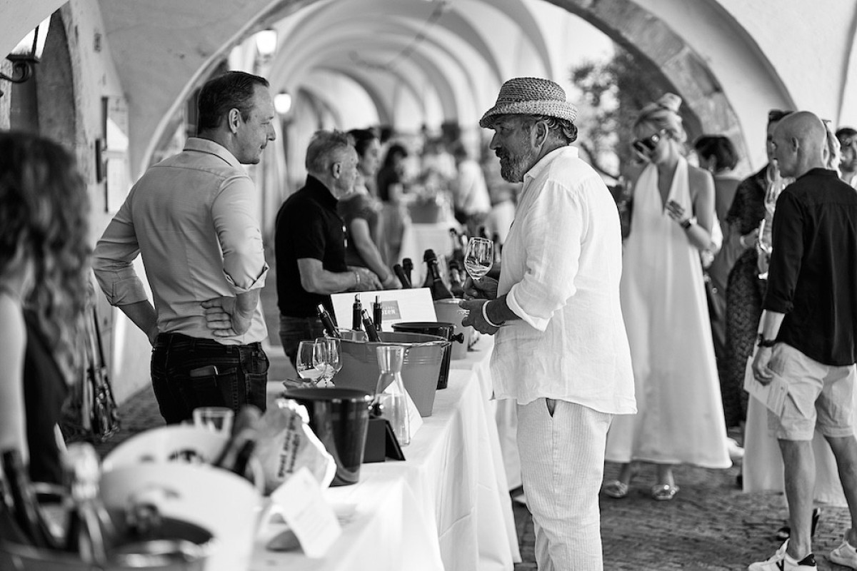 Ein Vertreter unterhält sich mit einem Gast.